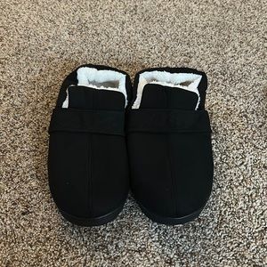 NWOT. Men’s black slippers.